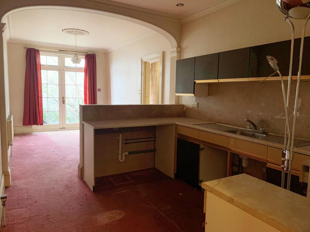 Lot: 70 - FOUR STOREY PROPERTY WITH POTENTIAL - Kitchen and dining room requiring improvements/refurbishment